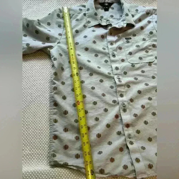 ✨Volcom short sleeve button-up shirt with front pocket youth XL - Picture 3 of 6